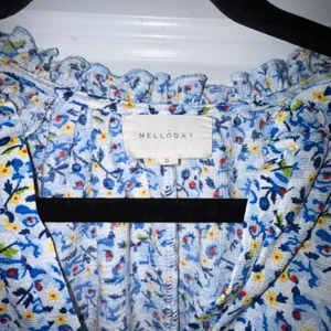 MELLODAY Ditsy Floral Print Ruffle Cap Sleeves Split Neckline Blouse Top thumbnail 2