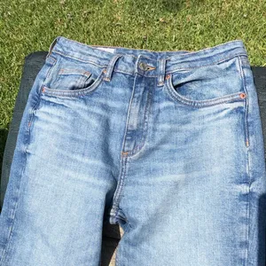 Zara Jeans Womens 6 Denim Straight Leg Cropped Light Wash Raw Hem thumbnail 3