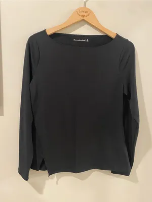 Abercrombie & Fitch Long Sleeve Asymmetrical Bottom Slit Top Size Medium thumbnail 2