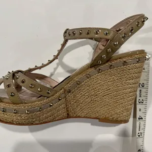 Vince Camuto Spiked, Tan, Patent Leather, Wedge Heels -‎ Size 7.5 thumbnail 7