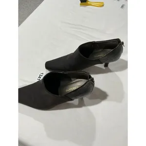 Woman’s Liz Claiborne Lawrence 8.5 Brown Zip Back Heel Ankle Bootie thumbnail 3