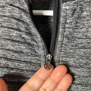 Lululemon Run: Your Heart Out Pullover Heathered Grey and Black Rulu‎ Size 4 thumbnail 7