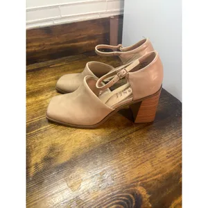 Journee tan heels size 7 thumbnail 2
