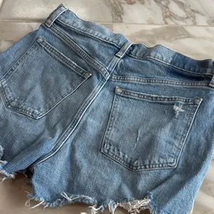 Abercrombie & Fitch High Rise “The Mom Short” thumbnail 5