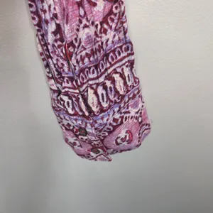 Free People Paisley Blouse M 100% Rayon Cropped Smocked Hem Boho Long Sleeve thumbnail 6