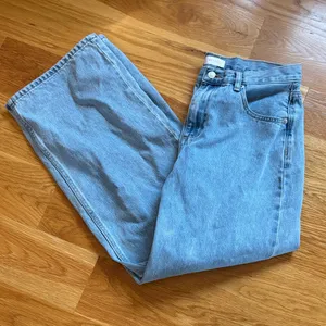 Meshki Light Blue Denim Jeans with Contrast Stitching thumbnail 3