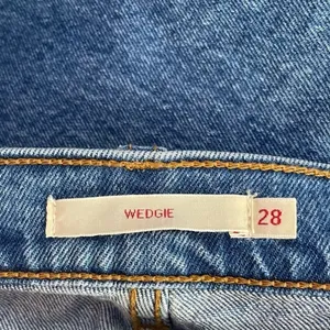 Levis Wedgie‎ Distressed Knee Jean in Blue Size 28 thumbnail 5