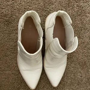 Chinese Laundry White Snakeskin Ankle boots thumbnail 7