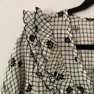 LoveShackFancy Blake Cropped Floral Ruffle Blouse Black White Women's size Large thumbnail 4