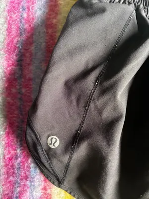 Lululemon Shorts Hotty Hot 2.5" High-Rise thumbnail 3