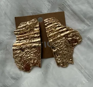Vestique Gold Earrings thumbnail 1