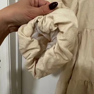 SNDYS x Revolve | Women's Beige Linen Blend Puff Sleeve Tier Babydoll Dress, XS thumbnail 5