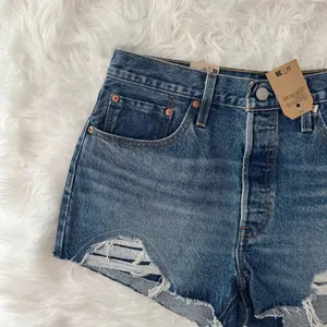 Levi’s 501 Original Fit High Rise Women's Shorts 31 thumbnail 2