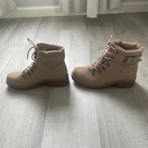 NWOT women’s beige suede boots size 8 thumbnail 3