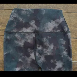 ALO Yoga Air Lift Leggings with Tie-Dye Pattern thumbnail 3