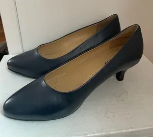 Trotters Classic Women's Navy Low Heel Pumps 6.5WW thumbnail 1