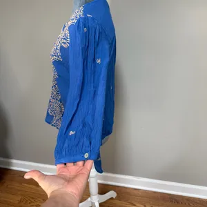 Figueroa & Flower Med Blouse Embroidered Faux Wrap Royal Blue Side Tie Crinkled thumbnail 4