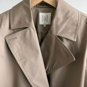 Helsa Short Bubble Hem Trench in Stone S thumbnail 8