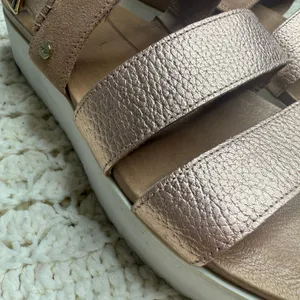 UGG Braelynn Metallic Leather Sandals Rose Gold Size 10 thumbnail 5