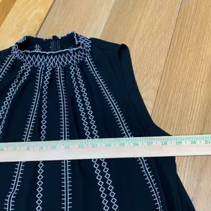 White‎ House Black Market Black White Geometric Embroidered Mock Neck Blouse 14 thumbnail 2