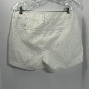 Old Navy Everyday Short Womens 8 White‎ Eyelet Floral Mid-Rise Cotton Shorts thumbnail 2