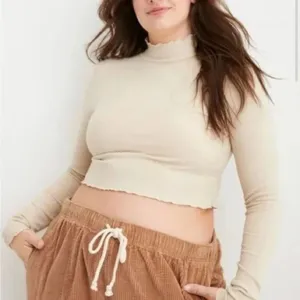 Aerie Long Sleeve Cropped Mock Neck Long sleeve T-Shirt scalloped hem size L tan thumbnail 1