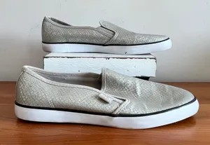 G by GUESS‎ Malden6 Womens Silver Metallic Snakeskin Slip On Sneakers Size 8.5M thumbnail 1
