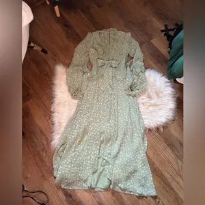 ASOS Pleat Detail Midi Dress In Jacquard Satin Spot With Tie Detail In Sage thumbnail 4