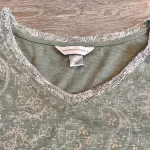 Christopher & Banks Sage Green‎ Paisley Foil V-Neck Top Large Short Sleeve Tunic thumbnail 3