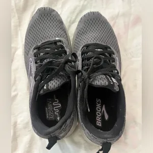Women’s Brooks Levitate 5 Running Shoes size 8 thumbnail 3