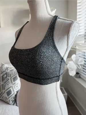 Lululemon Black & White Textured Scoop Neck Woman’s Sports Bra size 4 thumbnail 5