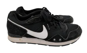 Nike Venture‎ Runner Womens 9.5 Black White Suede Mesh Sneakers CK2948-001 thumbnail 1