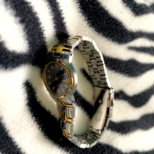 Woman watch citizen brand thumbnail 2