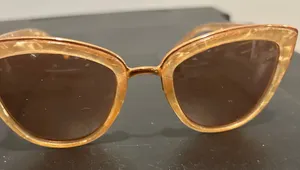 Stylish Gold Cat thumbnail 1