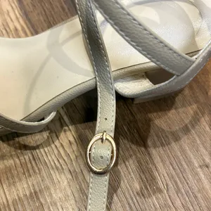 NEW Elegant Beige Women's Heels Size 6 thumbnail 7
