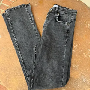 Zara black high-waisted straight-leg slim fit jeans Size 4 / inseam 32 thumbnail 2