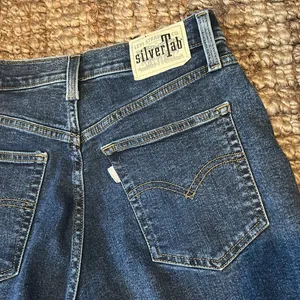 Levis Silvertab High Waisted Mom Jeans Tapered Women’s Size 29 Medium Wash thumbnail 12