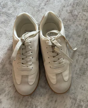Sneakers Size 8.5 thumbnail 1