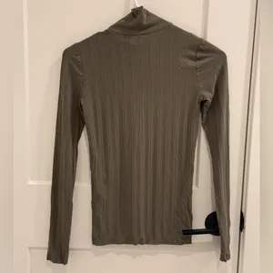 Aritzia/Wilfred Free Only Turtleneck - Green in Size XS thumbnail 3