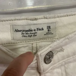 Abercrombie & Fitch 90s Straight Ultra High Rise Jeans Women’s 28/6S White Denim thumbnail 4