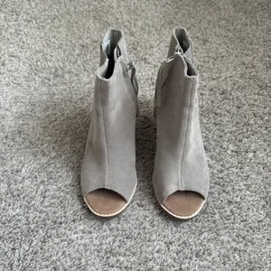 Tom's Women's Peep Toe‎ Suede Beige / Griege Block Heel Bootie Sandal Size 6 thumbnail 2