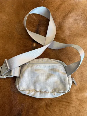 Lululemon Everywhere Belt Bag 1L Volume (7.5”x2”x5”) Seal Grey SEAL/GGRE 83265 thumbnail 4
