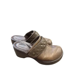 Crocs womens Brown Leather Cobbler Quilted Mules Size 7 SKU 6854 thumbnail 4