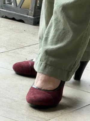 Clarks Burgundy Suede Pumps Women’s Mid Heel Classic Comfort Dress Shoes thumbnail 12
