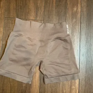 DFYNE Dynamic Seamless Scrunch Butt Shorts Taupe Brown High Waist Small Workout thumbnail 3
