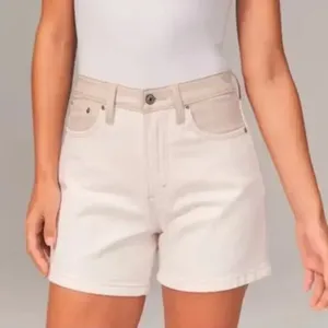 Abercrombie & Fitch Women's Size 27/4 The Dad Short High Rise White Faux Leather thumbnail 1