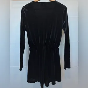 H&M Divided Black‎ Velvet Long Sleeve Romper | Size 6 thumbnail 6