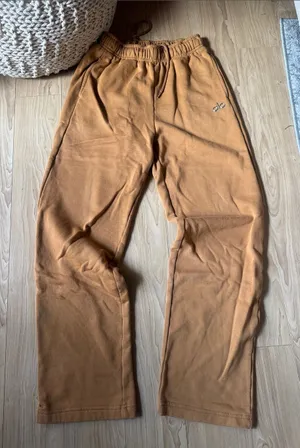 ALO Yoga Accolade Sweatpants in Warm Tan thumbnail 1