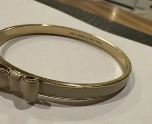 Kate Spade Signed Bangle Bracelet Bow Tie Creamy White / Gold Tone - 7 3/4 Inch thumbnail 4