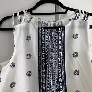 Abercrombie & Fitch‎ Womens Medium White Navy Blue Geometric Boho Sleeveless Top thumbnail 2